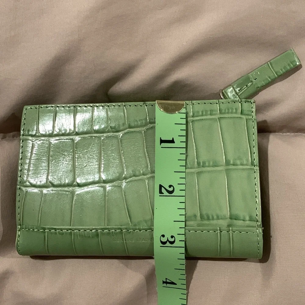 NWT w/defect.Wilson’s Bifold Wallet. Never used but has an area of cracking.‌‍‍‍